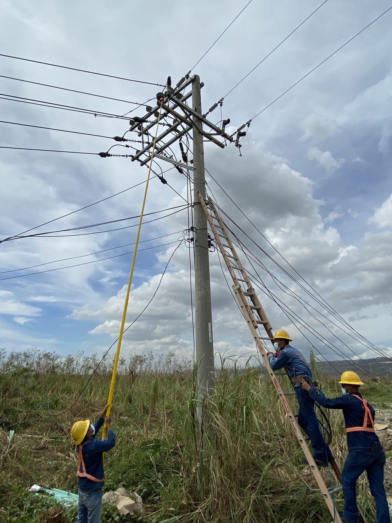 Meralco electric crews in action in Cebu resorting to manual action to restore power while waiting for our equipment to arrive after the typhoon