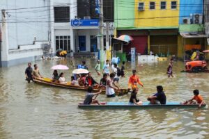 CITY RIDE Residents of Dagupan City in Pangasinan on Friday use boats, farm tractors and “kariton” (carts) to navigate the city’s downtown, where high tide rising to 1.36 meters (4.46feet) worsened flooding caused by heavy rains dumped by Tropical Storm “Emong” (Co-may). —WILLIE LOMIBAO